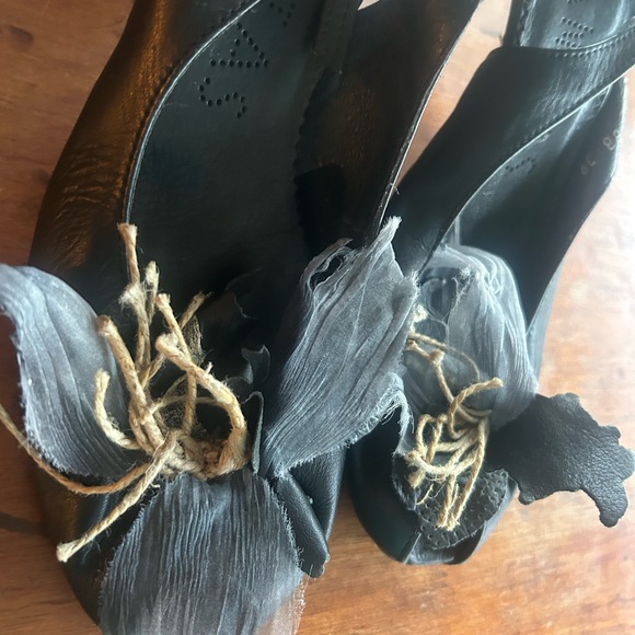 Hispanitas Made in Spain Spanish.3-D floral detail. Leather heels size 39.US 8.5 - Picture 4 of 16